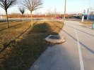 Prepreka na biciklističkoj stazi - kanalizacijsko oknk